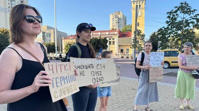 У Хмельницькому відбувається акція проти посилення відповідальності для військових