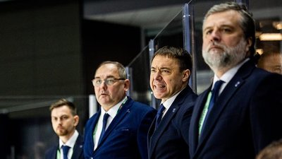 Олег Шафаренко (у центрі) під час матчу України проти Нідерландів