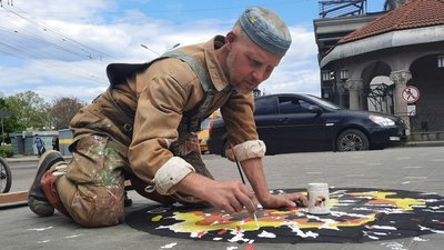 Щоб люди не забували. У Миколаєві художник створює малюнки на місцях російських обстрілів Щоб люди не забували. У Миколаєві художник створює малюнки на місцях російських обстрілів