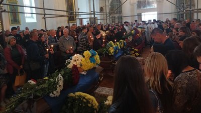 У Луцьку попрощалися з трьома загиблими військовослужбовцями У Луцьку попрощалися з трьома загиблими військовослужбовцями
