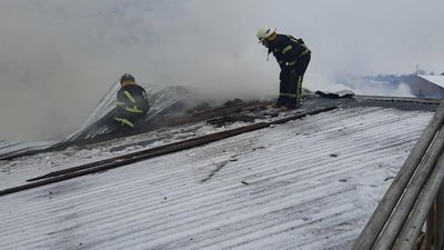 Пожежа на 500 м²: у Мелітополі горів меблевий склад Пожежа на 500 м²: у Мелітополі горів меблевий склад