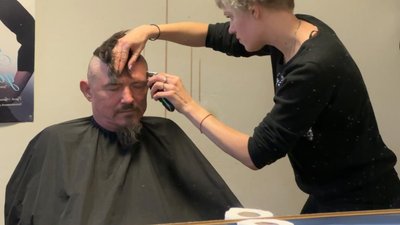 "Хочуть короткі стрижки, щоб надовше вистачило": у луцькому госпіталі перукарки безплатно стрижуть військових "Хочуть короткі стрижки, щоб надовше вистачило": у луцькому госпіталі перукарки безплатно стрижуть військових