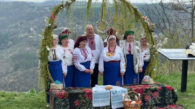Учасники фольклорного колективу під час виконання традиційних гаївок
