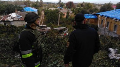 Заготовляють дрова, підвозять воду і розбирають завали. Як рятувальники Прикарпаття допомагають на звільненій Харківщині
