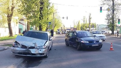 ДТП у Хмельницькому: внаслідок зіткнення двох автівок травмувалися троє людей