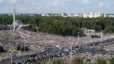 Акція протесту білорусів у Мінську після виборів 2020 року — Суспільне
