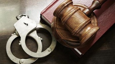 Судовий молоток, наручники