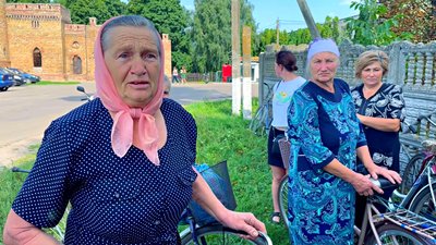 Священник УПЦ забрав ключі від храму: у Линовиці частина людей переходить в ПЦУ і молиться надворі