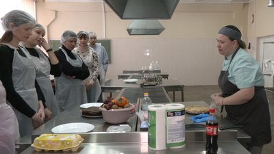 Пекли млинці та робили з них торти: у Черкасах провели майстер-клас до Масниці Пекли млинці та робили з них торти: у Черкасах провели майстер-клас до Масниці