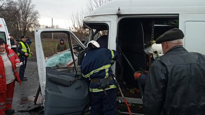 На Дніпропетровщині сталась ДТП з вантажівкою та мікроавтобусом: постраждав один з водіїв