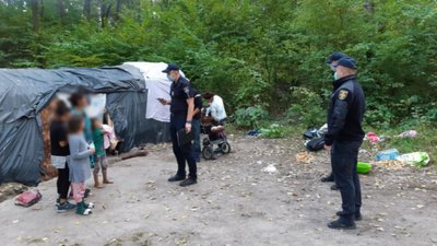 Після публікації в соцмережі ДСНС та поліція перевірили табір ромів під Рівним Після публікації в соцмережі ДСНС та поліція перевірили табір ромів під Рівним