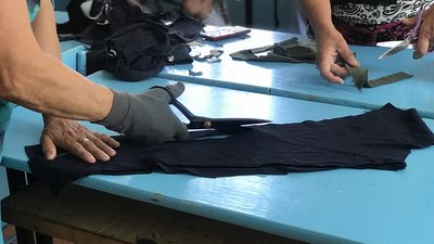 "Сидіти — негоже, бо наші хлопці там стоять за нас". Як у Болехові волонтери виготовляють аптечки й маскувальні сітки "Сидіти — негоже, бо наші хлопці там стоять за нас". Як у Болехові волонтери виготовляють аптечки й маскувальні сітки