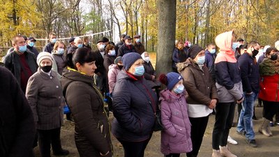 У селі на Житомирщині місцеві жителі зібралися на схід села, протестуючи проти оптимізації школи У селі на Житомирщині місцеві жителі зібралися на схід села, протестуючи проти оптимізації школи