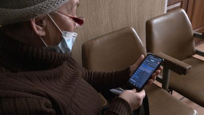 "єБабуся" та "єДідусь": чи готові черкаські пенсіонери отримати смартфони і що кажуть фахівці