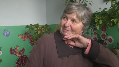 "Як почалась війна – вона малює": лучанка розмальовує під'їзд у петриківському стилі "Як почалась війна – вона малює": лучанка розмальовує під'їзд у петриківському стилі