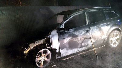 На Закарпатті згорів автомобіль, пошкодивши й сусіднє авто На Закарпатті згорів автомобіль, пошкодивши й сусіднє авто