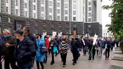 Жителі п’яти ОТГ Кіровоградської області протестують у Києві проти ліквідації їхніх громад Жителі п’яти ОТГ Кіровоградської області протестують у Києві проти ліквідації їхніх громад