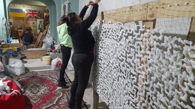 Турбота є: як харківські волонтери готують окопні свічки та маскувальні сітки Турбота є: як харківські волонтери готують окопні свічки та маскувальні сітки