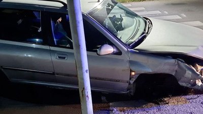 У Черкасах водій зніс огорожу і втік