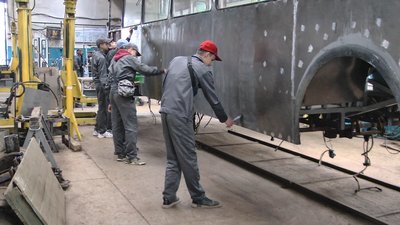 Студенти училища займаються ґрунтовкою тролейбусу. Студенти училища займаються ґрунтовкою тролейбусу.