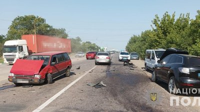 На трасі Одеса-Кучурган зіткнулися 4 автівки: трьох пасажирів госпіталізували