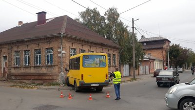 У Кропивницькому легковий автомобіль зіштовхнувся з маршруткою У Кропивницькому легковий автомобіль зіштовхнувся з маршруткою