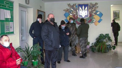 На сесію сільради на Волині не пустили учасників АТО/ООС. Люди викликали поліцію