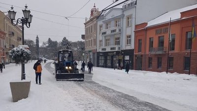 13 спецмашин розчищають дороги в Ужгороді 13 спецмашин розчищають дороги в Ужгороді