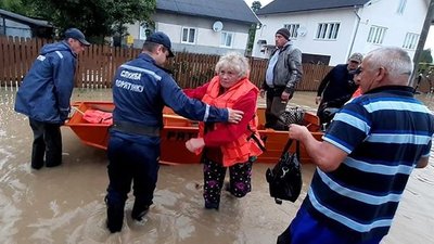 Повінь на Прикарпатті знищує дороги, мости і будинки, є загиблі. Що відбувається у регіоні Повінь на Прикарпатті знищує дороги, мости і будинки, є загиблі. Що відбувається у регіоні