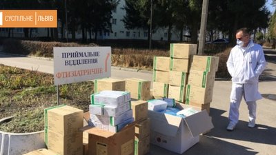 Маски, костюми, рукавички - львівський центр легеневого здоров'я отримав частину медичного вантажу