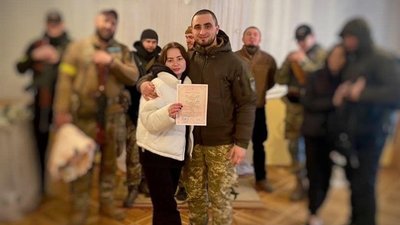 Наречений з передової: у Луцьку дистанційно зареєстрували шлюб Наречений з передової: у Луцьку дистанційно зареєстрували шлюб