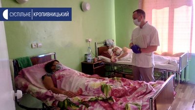 Володимир Шкатула розпочинає свій робочий день з огляду пацієнток у відділенні урології Володимир Шкатула розпочинає свій робочий день з огляду пацієнток у відділенні урології