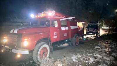 Горів будинок: на Черкащині пожежники врятували матір і сина Горів будинок: на Черкащині пожежники врятували матір і сина