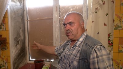 Батько захисника України відновлює обстріляну РФ квартиру у Харкові