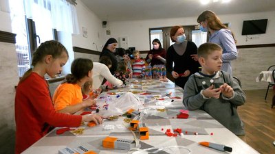 У Містечку милосердя Св. Миколая Франківської громади навчали діток виготовляти новорічні іграшки У Містечку милосердя Св. Миколая Франківської громади навчали діток виготовляти новорічні іграшки