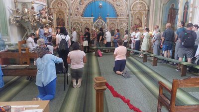 Люди в церкві