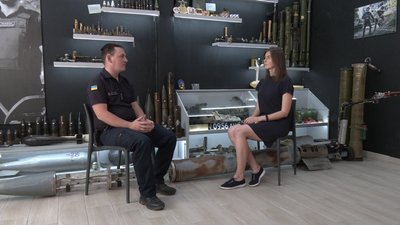 Артем Хом'як, начальник відділення групи піротехнічних робіт ГУ ДСНС в області та кореспондентка Суспільного Оксана Максимлюк Артем Хом'як, начальник відділення групи піротехнічних робіт ГУ ДСНС в області та кореспондентка Суспільного Оксана Максимлюк