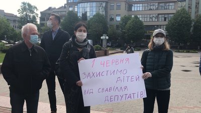 Медики Івано-Франківської обласної дитячої лікарні вийшли на протест Медики Івано-Франківської обласної дитячої лікарні вийшли на протест