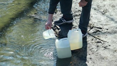Чернігівці набирають воду з річки Чернігівці набирають воду з річки