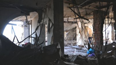 Холодильник над прірвою й уламки меблів. Внаслідок ракетного удару в одеському ЖК пошкоджено вісім квартир Холодильник над прірвою й уламки меблів. Внаслідок ракетного удару в одеському ЖК пошкоджено вісім квартир