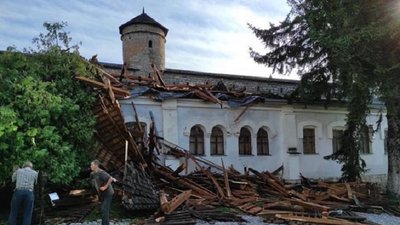 Буревій зірвав дах з башти Ласької (Ляцької), який впав і розтрощив дах музею.Фото: Олександра Заремби Буревій зірвав дах з башти Ласької (Ляцької), який впав і розтрощив дах музею.Фото: Олександра Заремби