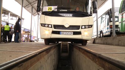 На Житомирщині у ході рейду перевірили дозвільні документи водіїв і справність рейсових автобусів На Житомирщині у ході рейду перевірили дозвільні документи водіїв і справність рейсових автобусів