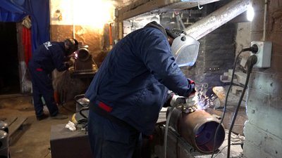Багатофункціональні та прості у користуванні: шестеро вінничан виготовляють буржуйки для захисників Багатофункціональні та прості у користуванні: шестеро вінничан виготовляють буржуйки для захисників