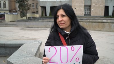 "Гроші на ЗСУ!". У Дніпрі містяни зібрались на акцію під будівлею міськради "Гроші на ЗСУ!". У Дніпрі містяни зібрались на акцію під будівлею міськради