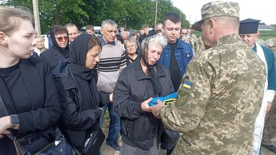 Матері воїна вручають державний прапор і грамоту пошани та скорботи Матері воїна вручають державний прапор і грамоту пошани та скорботи