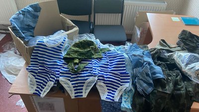 На Херсонщині військові РФ обмінювали дитячу мілітарі-форму за голос на "референдумі" — СБУ