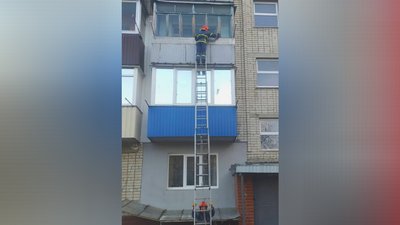Не чув дзвінків: на Черкащині рятувальники відкрили квартиру, у якій спала дитина