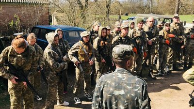 Учасник АТО вчить школярів з Кіровоградщини тактиці ведення бою та надання домедичної допомоги Учасник АТО вчить школярів з Кіровоградщини тактиці ведення бою та надання домедичної допомоги