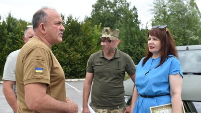 Пікап для ЗСУ: освітяни однієї з громад Житомирщини передали військовим автомобіль