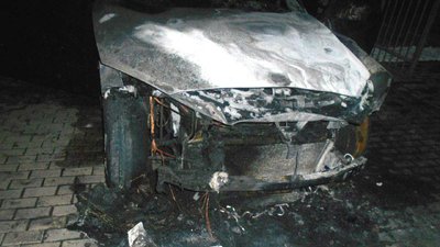 У Рівному біля салону краси підпалили позашляховик